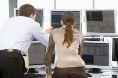 Binární Opce traders viewing monitors